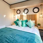 Host & - Kinara * Pickering