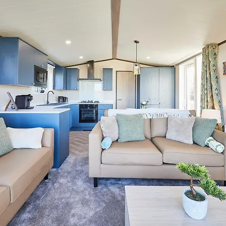 Host & - Kinara Pickering