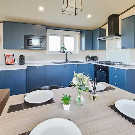 Host & - Kinara Chalé Pickering